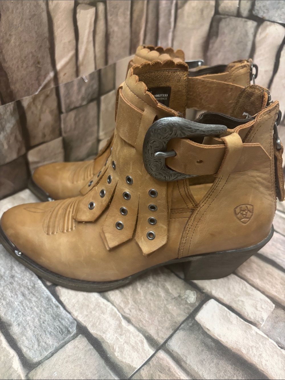 Ariat Hadley leather ankle boots 
Size 7B - Picture 6 of 11